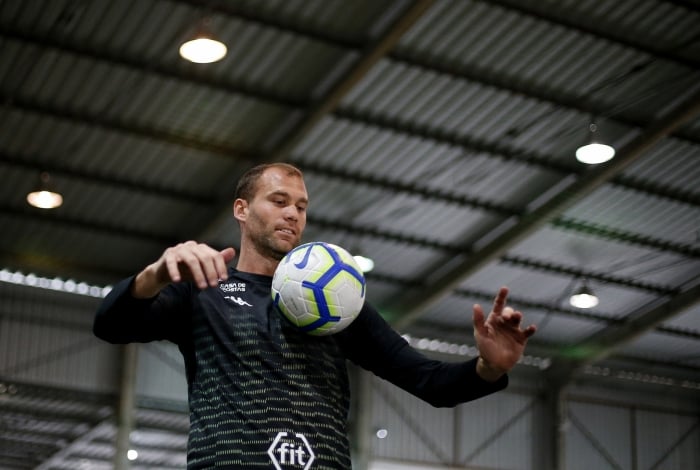 O argentino Joel Carli tem chance de reaparecer entre os titulares do Botafogo