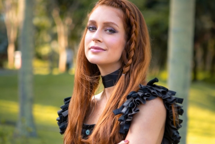 Marina Ruy Barbosa surge no desfile de Paloma como Eliza, personagem de 'Totalmente Demais'
