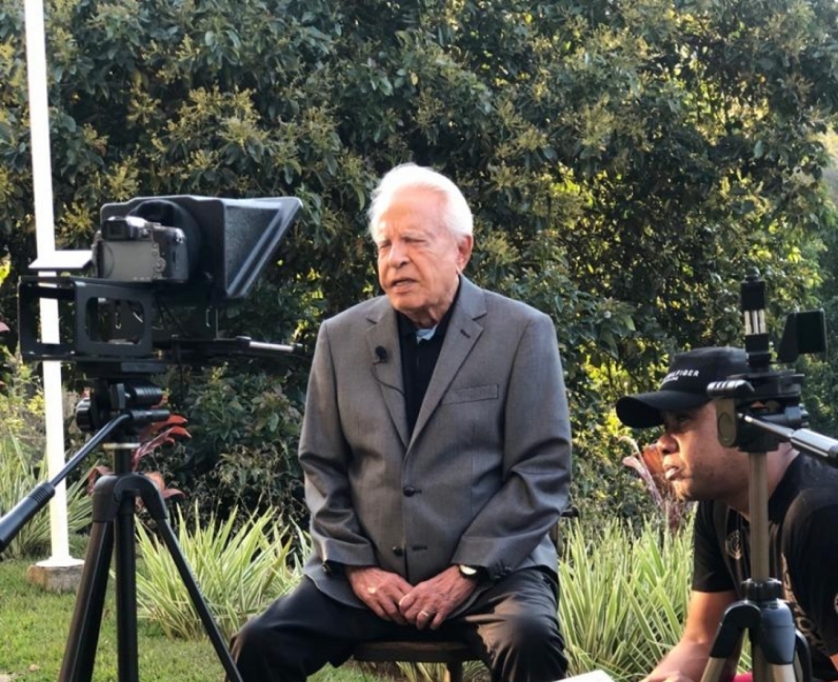 Cid Moreira com a equipe nos bastidores das gravações de seu canal