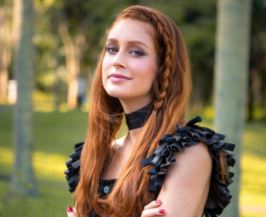 Marina Ruy Barbosa surge no desfile de Paloma como Eliza, personagem de 'Totalmente Demais'