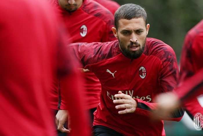 Léo Duarte passa por cirurgia no tendão de aquiles e desfalcará o Milan de 3 a 4 meses