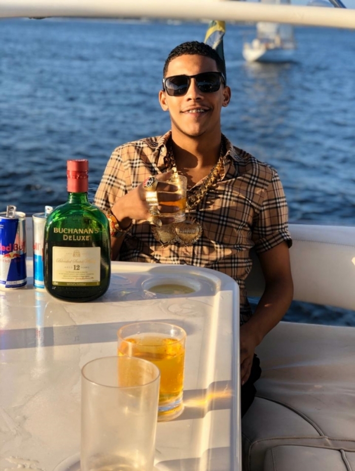 MC Poze ostenta em gravação de clipe