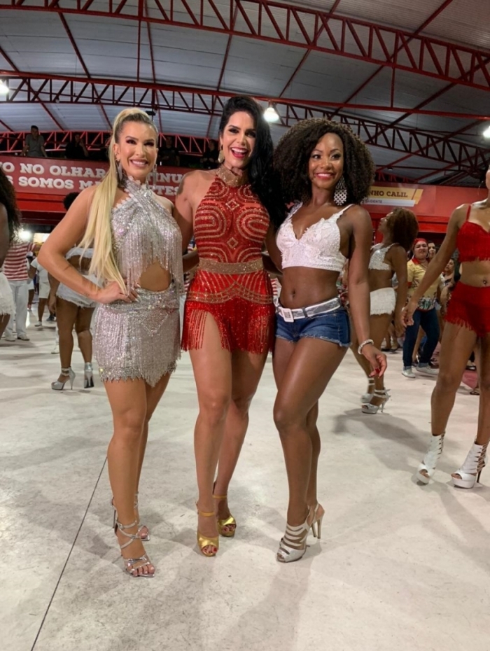Lore Improta, Raissa Machado e Luana Bandeira posam na quadra da Viradouro