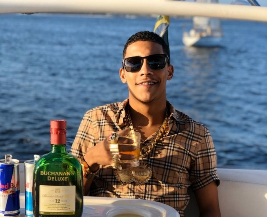 MC Poze ostenta em gravação de clipe