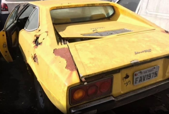 Ferrari rara abandonada