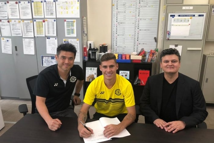 Matheus Savio ao lado de dirigentes do Kashiwa Reysol ao assinar o contrato de empréstimo, em julho