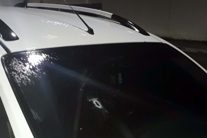 O carro roubado ficou com marcas de tiro
