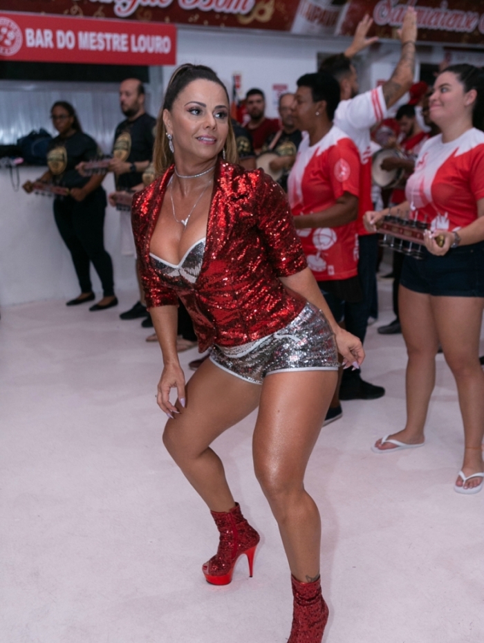 Viviane Araújo no ensaio de comunidade do Salgueiro
