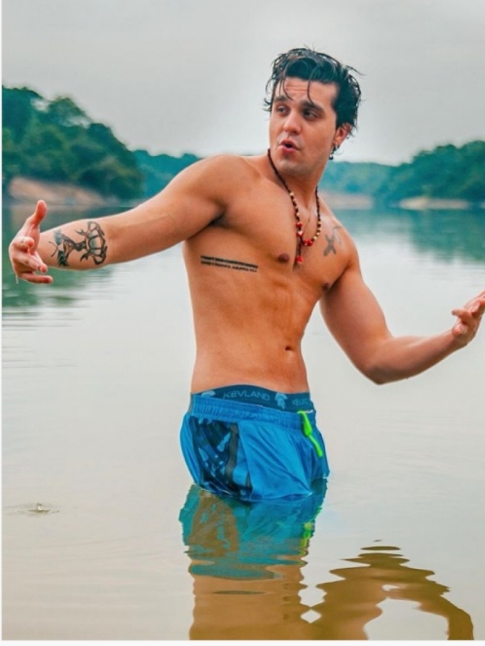 Luan Santana exibe barriga sarada em dia de mergulho