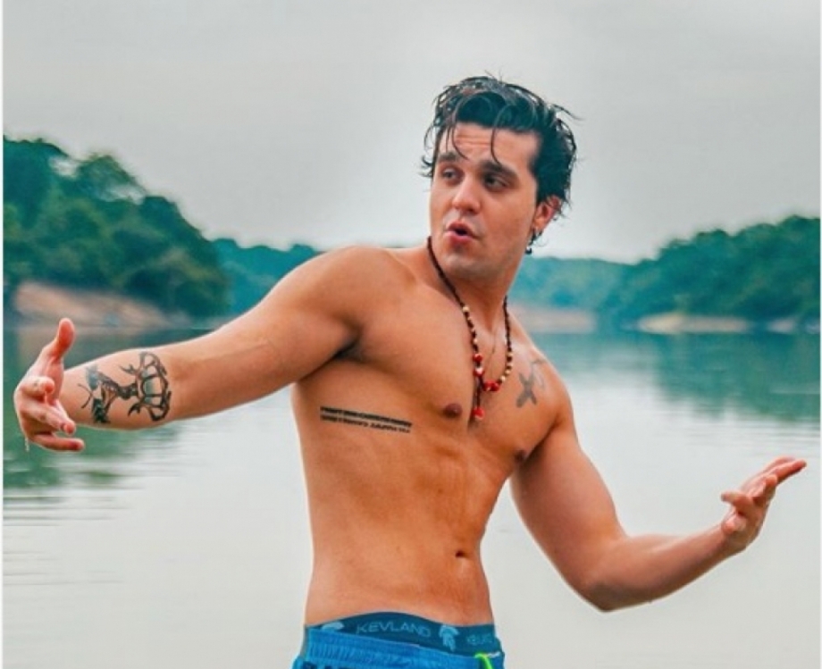 Luan Santana exibe barriga sarada em dia de mergulho