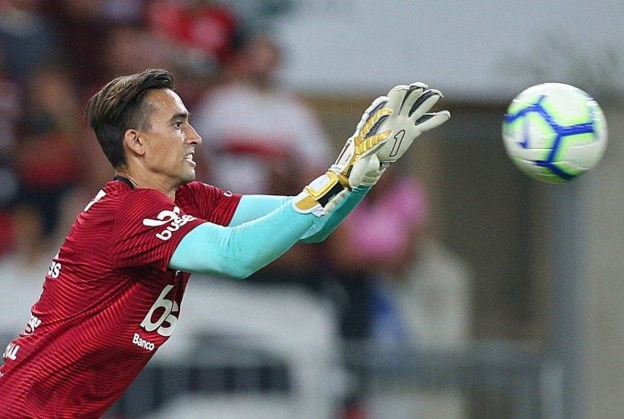 27/11/2019 - FLAMENGO X CEARA - Flamengo reencontra a torcida rubro-negra, nesta quarta-feira, no Maracana, pela 35a rodada do Brasileirao. Na foto o goleiro Cesar. Jogadores levantando a taca de campeao brasileiro. Foto: Daniel Castelo Branco / Agencia O Dia