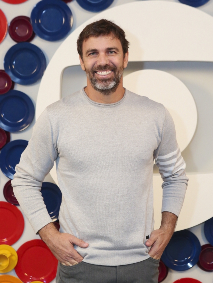 Elias vai abusar da hospitalidade da ex, que ameaça chamar a polícia
