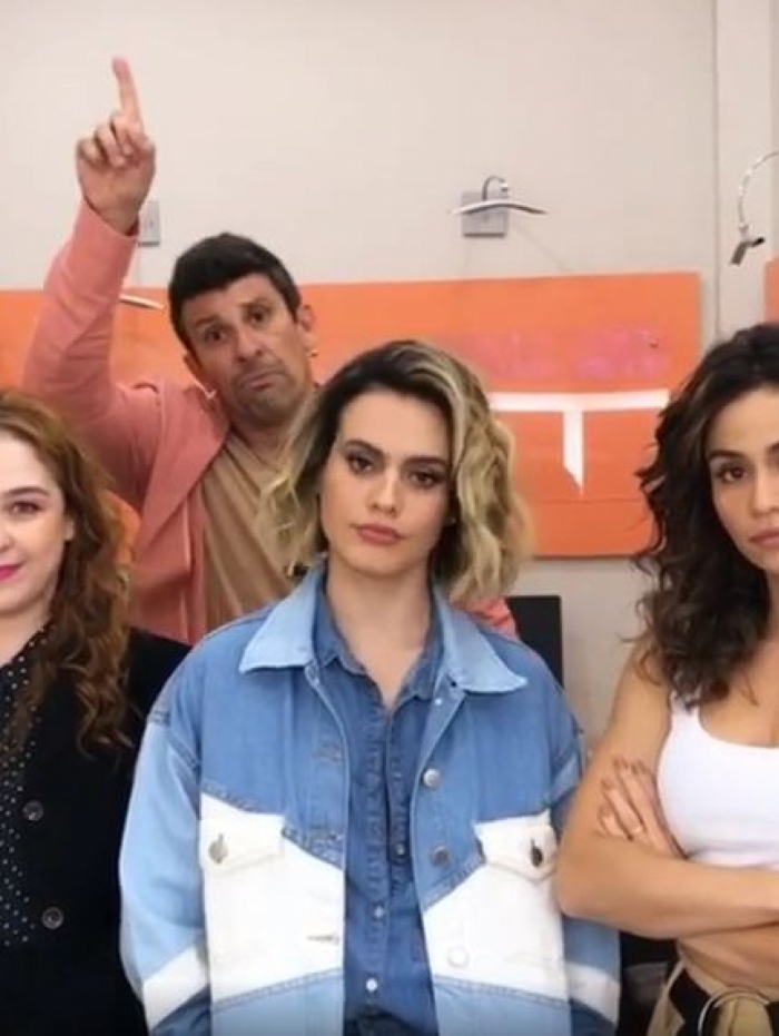 'Quem &eacute; h&eacute;tero levanta a m&atilde;o', brinca Nanda Costa