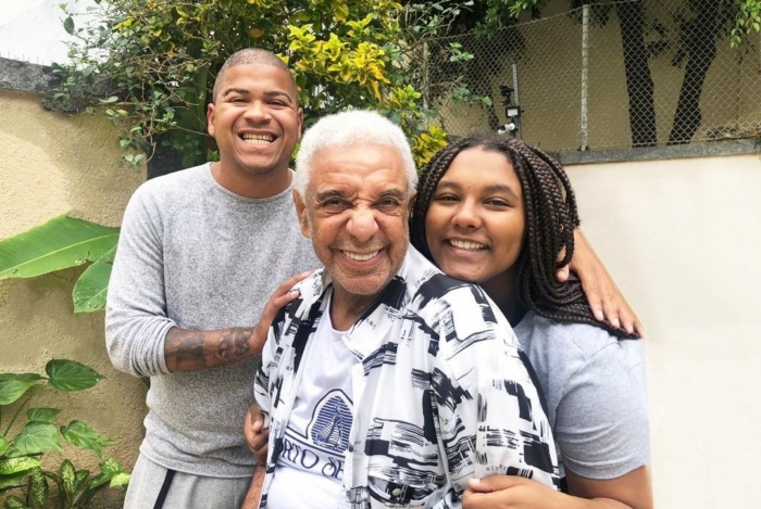 Aguinaldo Timóteo recebe o carinho de carinho de sua filha Keyty e de seu sobrinho  Timotinho.  