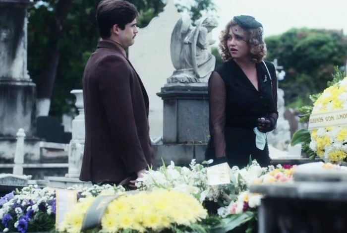 Marion (Ellen Rocche) é abordada por Alfredo (Nicolas Prattes) no núcleo de Júlio (Antonio Calloni) 