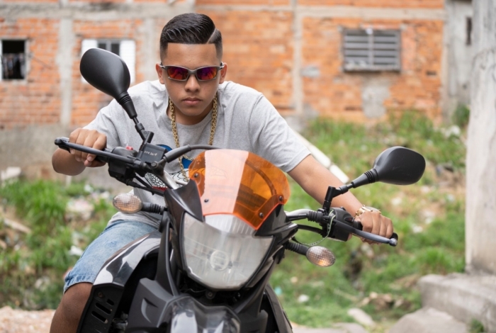 Mc Gu volta às origens em gravação de clipe 