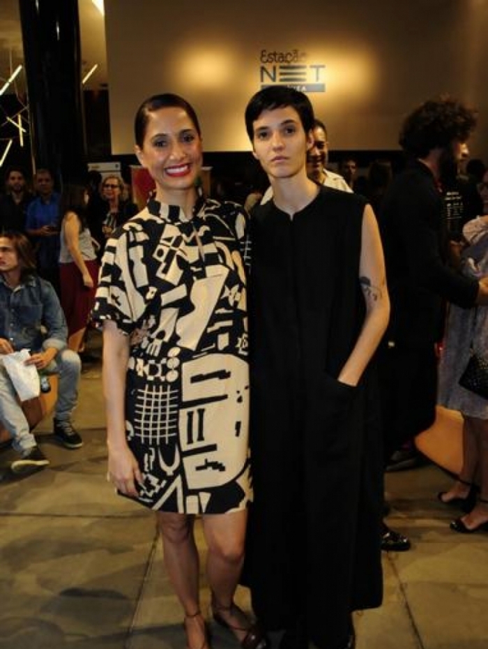 Camila Pitanga e a namorada curtem pré-estreia de filme