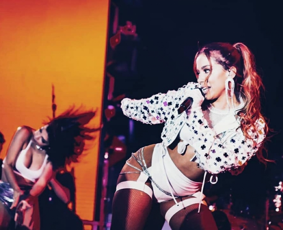Anitta lembrou que no in&iacute;cio da carreira cantava em 'bailes de favela'