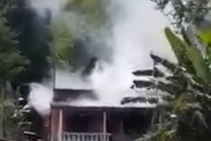 A casa atingida pelo fogo fica no bairro Enseada, em Angra dos Reis
