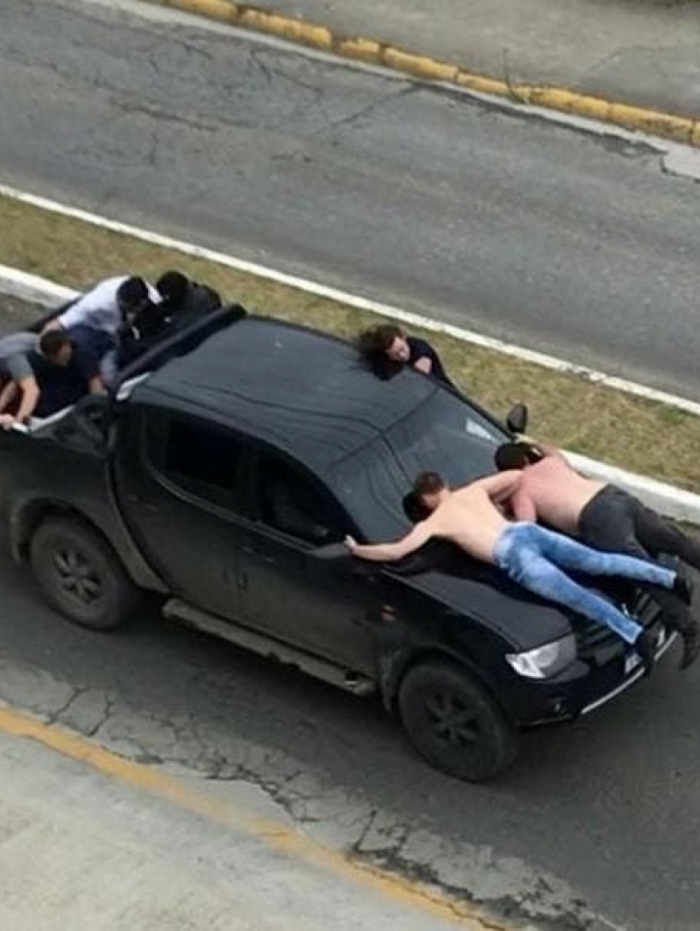 Ladrões de banco levam reféns do lado de fora da caminhonete
