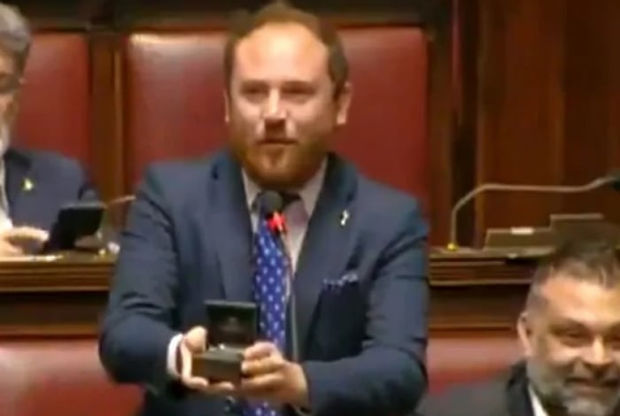 Deputado italiano pede namorada em casamento no meio do debate