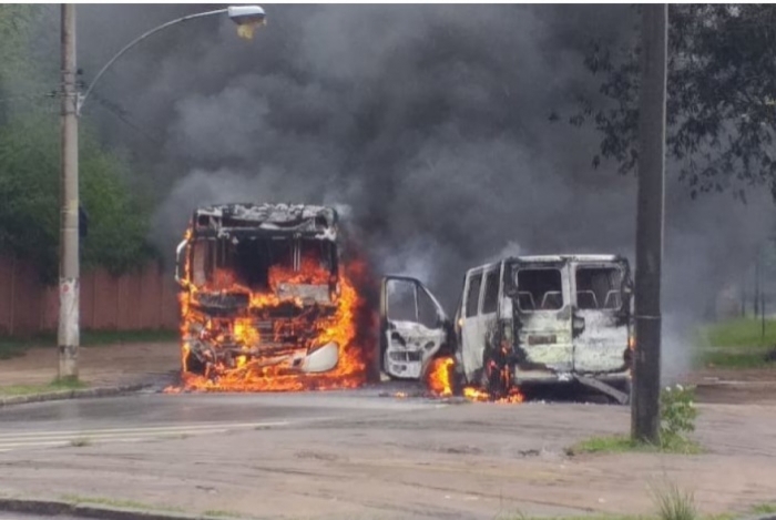 O ônibus da empresa Nossa Senhora da Penha e a van incendiados