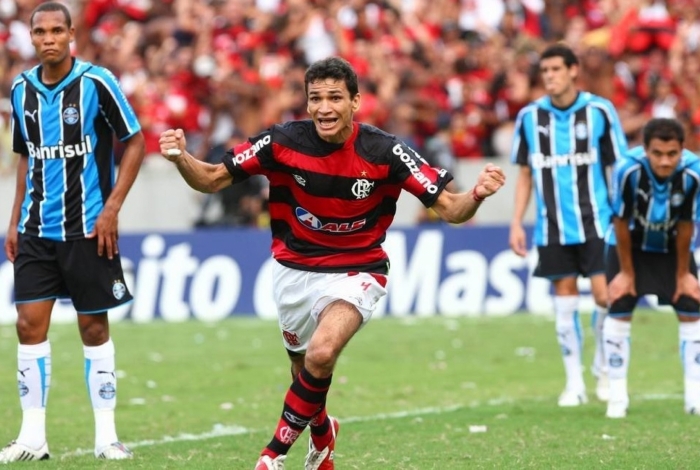 O ex-zagueiro marcou o gol do título brasileiro do Flamengo há exatos dez anos 