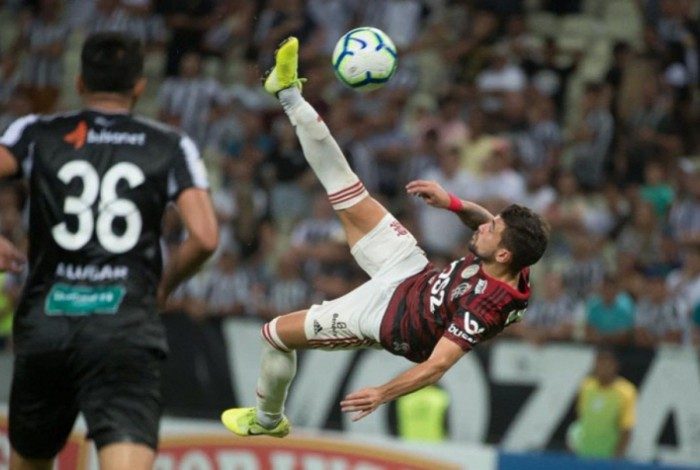 Arrascaeta marcou de bicicleta contra o Ceará