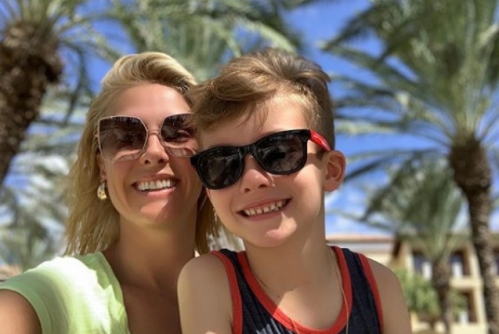 Ana Hickmann e o filho nadaram com golfinhos 