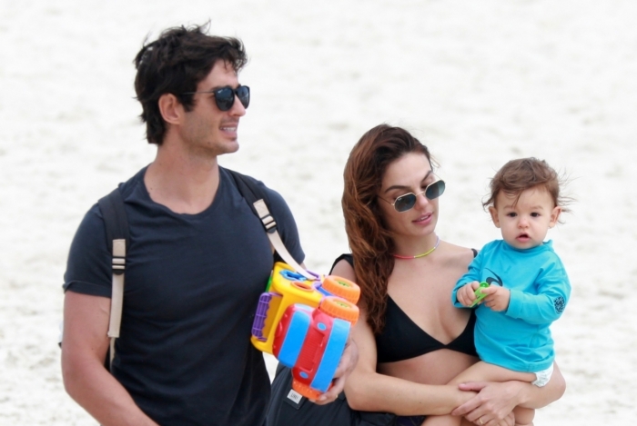 AGN_1810561 - rio de janeiro, BRASIL  -  *EXCLUSIVO*  - Isis Valverde vai com sua familia na praia da Barra da Tijuca

Pictured: Isis Valverde

AgNews 9 DEZEMBRO 2019 

BYLINE MUST READ: Dilson Silva / AgNews

Xico Silva
telefone: (21) 98240-2501
email: agnews.fotografia@gmail.com
      Caption