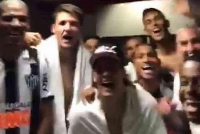Os jogadores do Galo zoaram o rival ainda no vestiário do Beira Rio, onde o time foi derrotado pelo Internacional