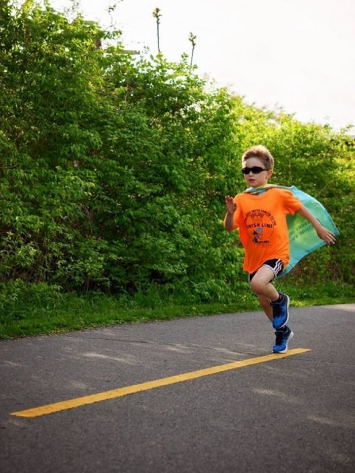 Menino doa R$ 270 mil para crianças com câncer após correr 170 quilômetros