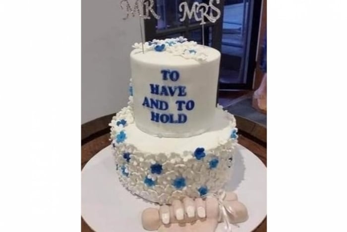 O detalhe na base do bolo de casamento deixou os internautas chocados