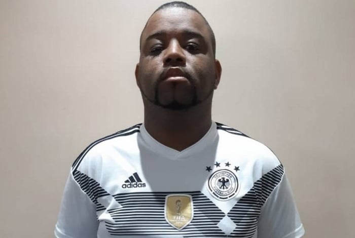 A polícia chegou até Flávio (E), após a prisão do miliciano Sassá (D)