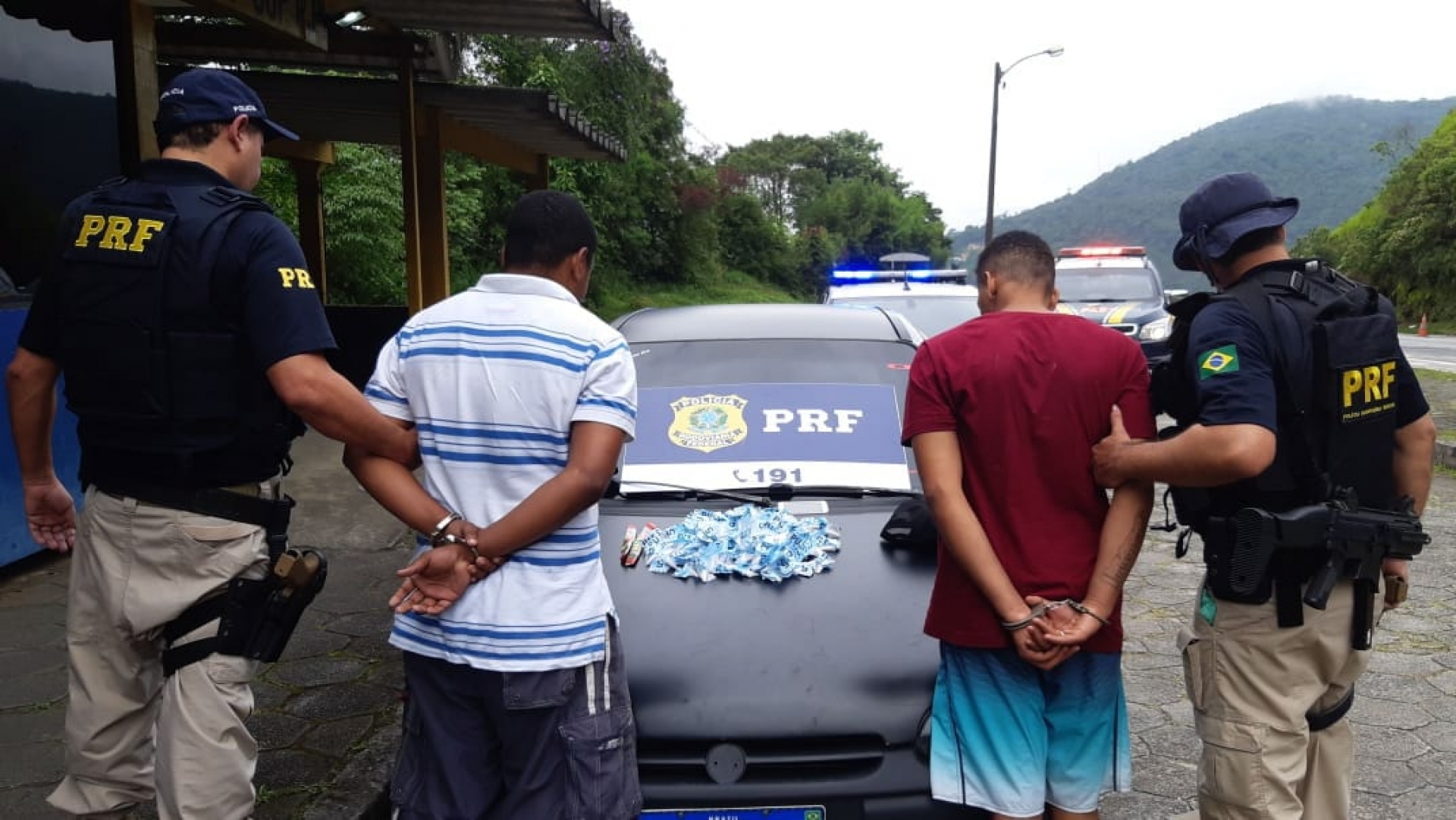 Dois homens presos com drogas pela PRF
