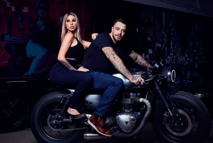 Felipe Titto faz ensaio sensual ao lado de ex-BBB Tatiele Polyana