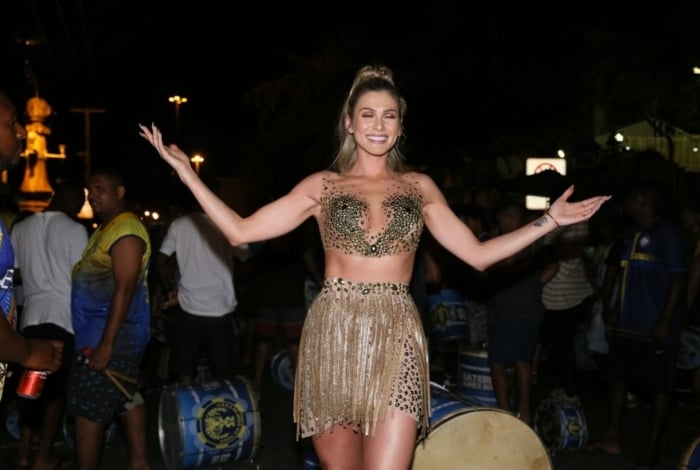 Carnaval: Lívia Andrade samba muito com micro-vestido transparente