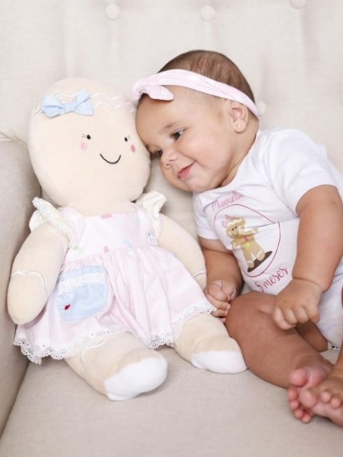 Ticiane Pinheiro posta foto da filha, que faz 5 meses