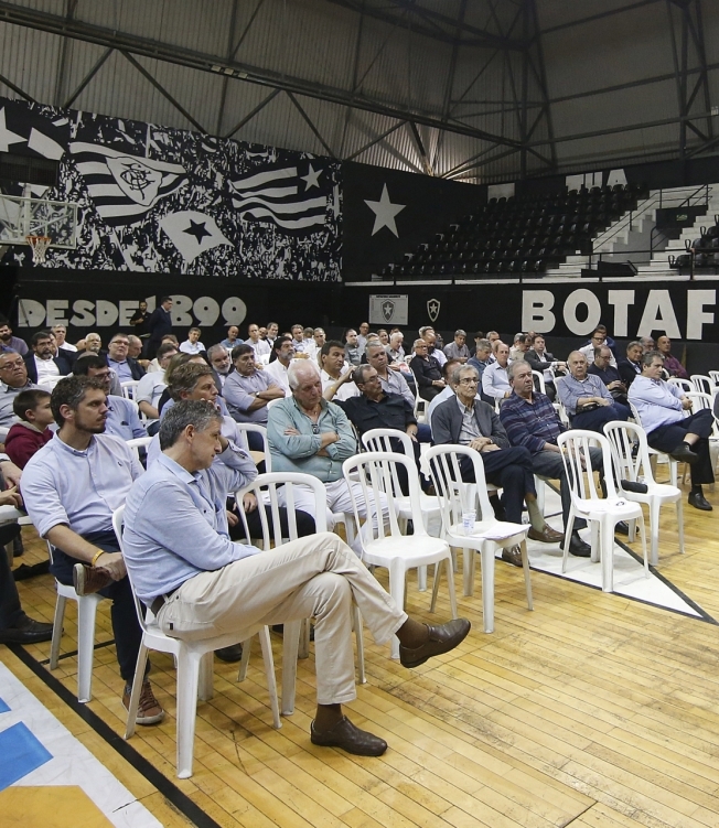 Montenegro (em pé) explica a situação financeira do Botafogo, com dívida de quase R$ 1 bilhão - Vitor Silva / Botafogo