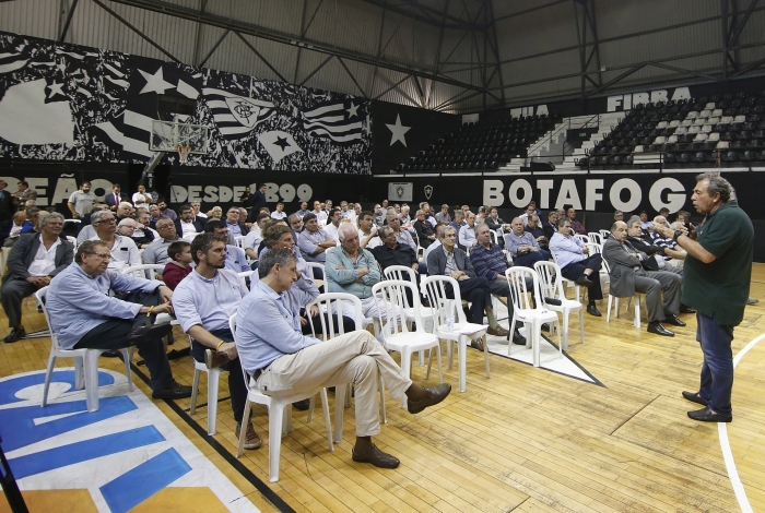 Montenegro (em pé) explica a situação financeira do Botafogo, com dívida de quase R$ 1 bilhão
