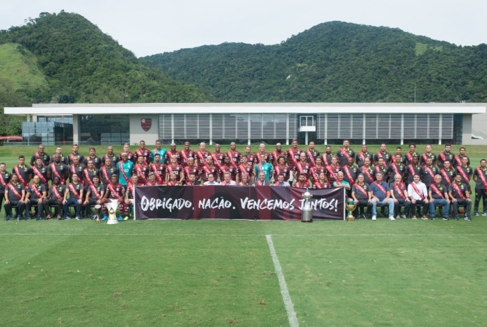 Elenco e comissão técnica posaram para fotos com troféus conquistados em 2019 