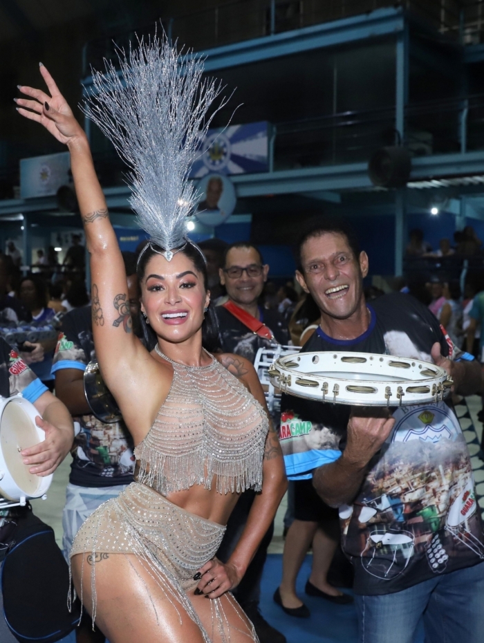 Aline Riscado no ensaio na quadra da Vila Isabel