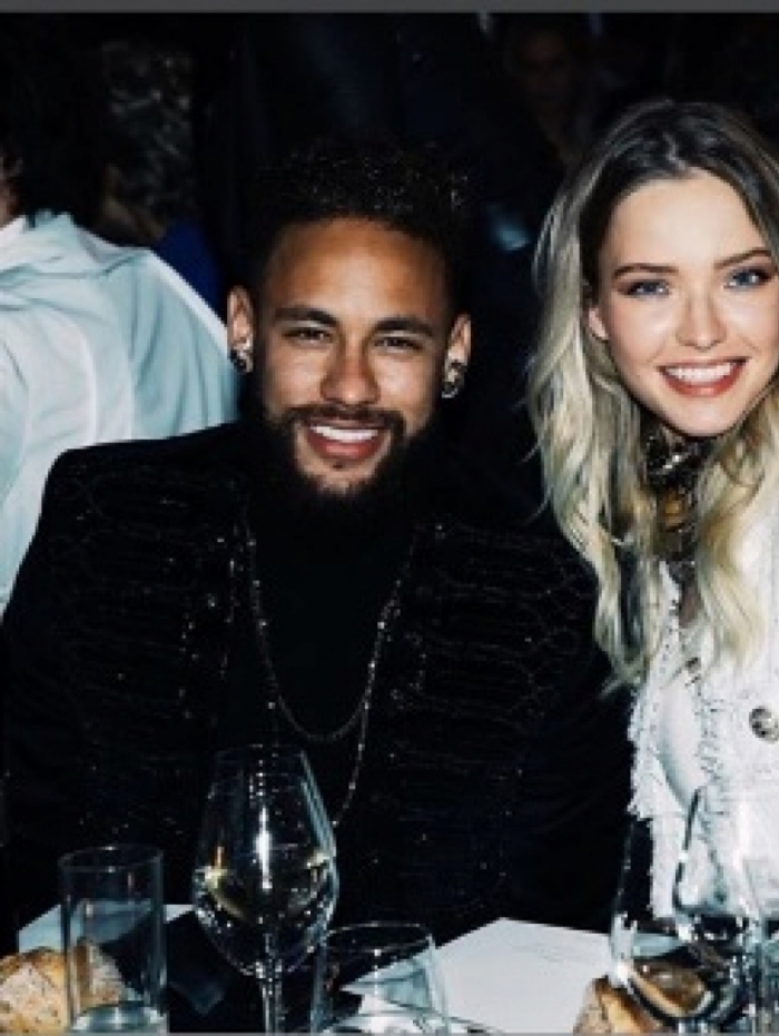 Neymar e a modelo Sasha Luss posam para foto juntinhos