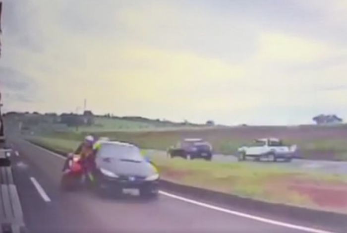 Nas imagens, é possível ver que condutor do carro tentou ultrapassagem proibida e acabou colidindo com a moto
