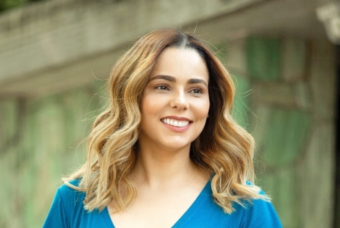 Influencer Priscila Miguel ensina 3 looks fáceis de fazer para você curtir o Natal e o Réveillon com muito estilo