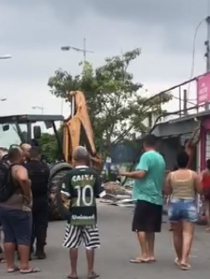 Durante a operação, construções irregulares foram demolidas