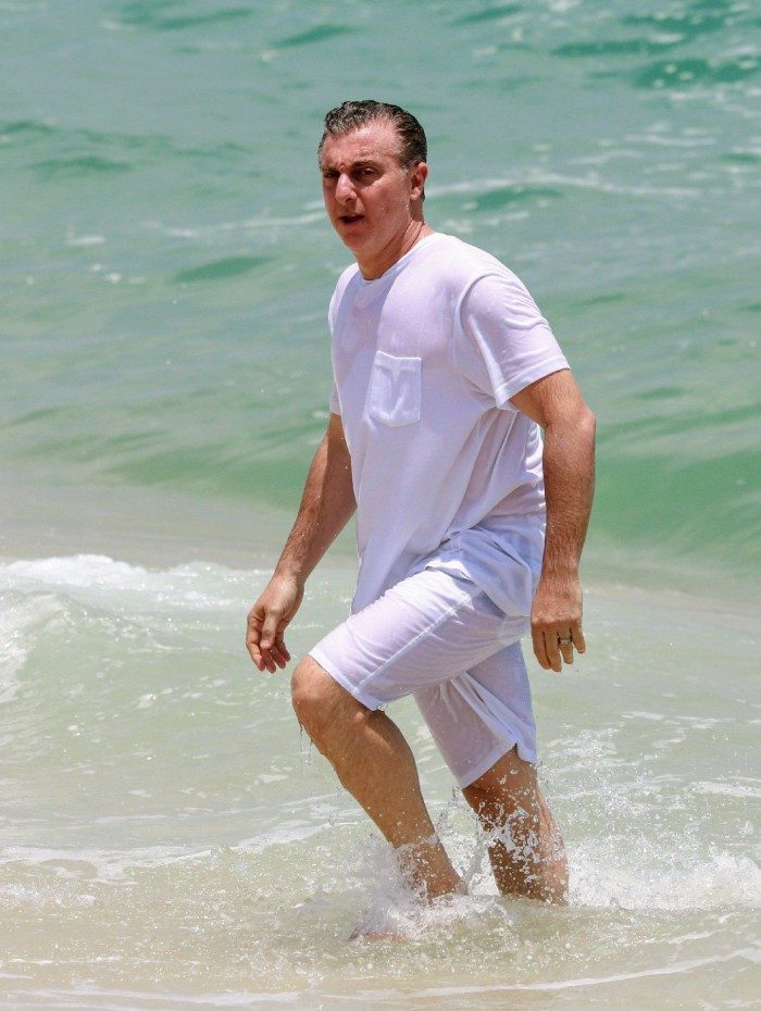 Luciano Huck e equipe do 'Caldeir&atilde;o' gravam na praia