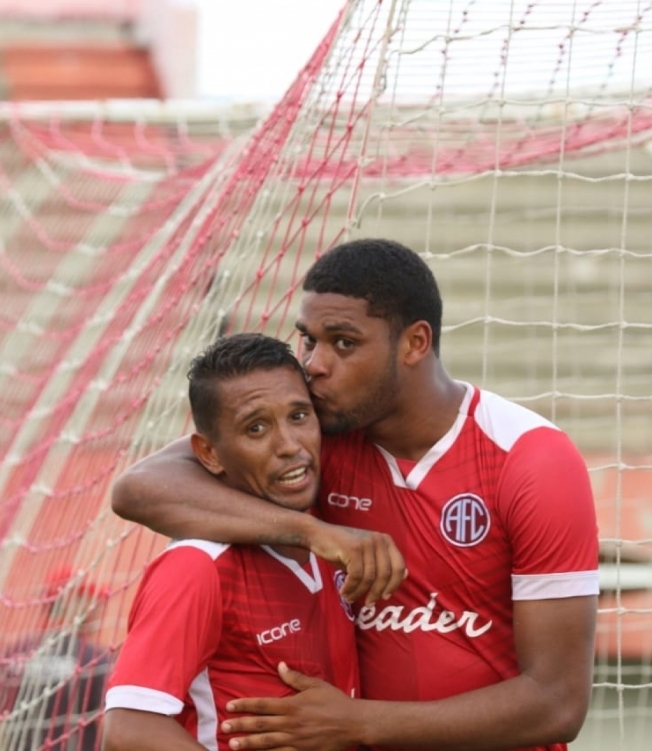 Rafinha (E) recebe um beijo de Daniel, que marcou duas vezes no triunfo do Mecão sobre o Macaé