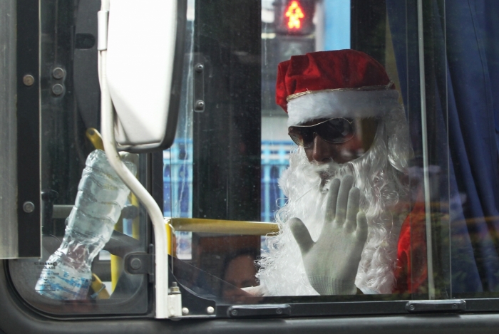 Motorista da Viação Amparo, linha 541R (São Gonçalo-Niterói), entrou no clima do Natal ao volante