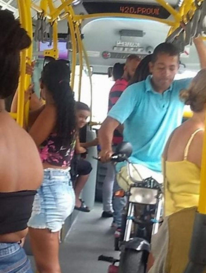 Passageiro leva moto dentro de ônibus do BRT 